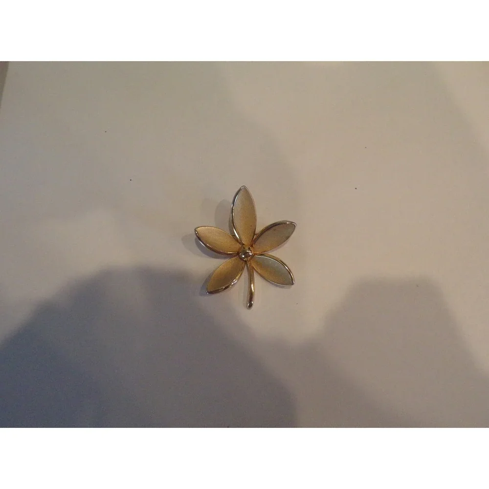 Vintage Crown Trifari Flower Brooch Women's Gold Vintage Brushed Five-Petal Pin